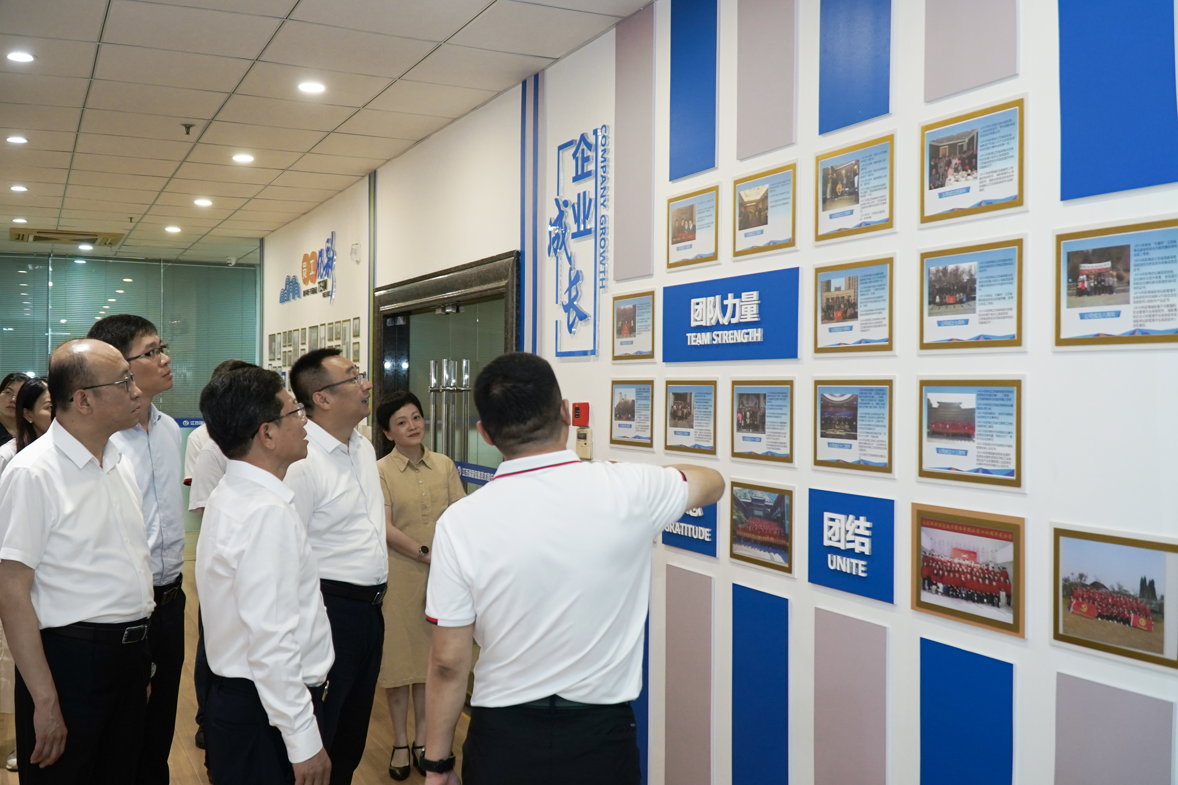 市委常委、宣傳部部長(zhǎng)陳志良一行蒞臨江蘇瑞新信息技術(shù)股份有限公司指導(dǎo)工作